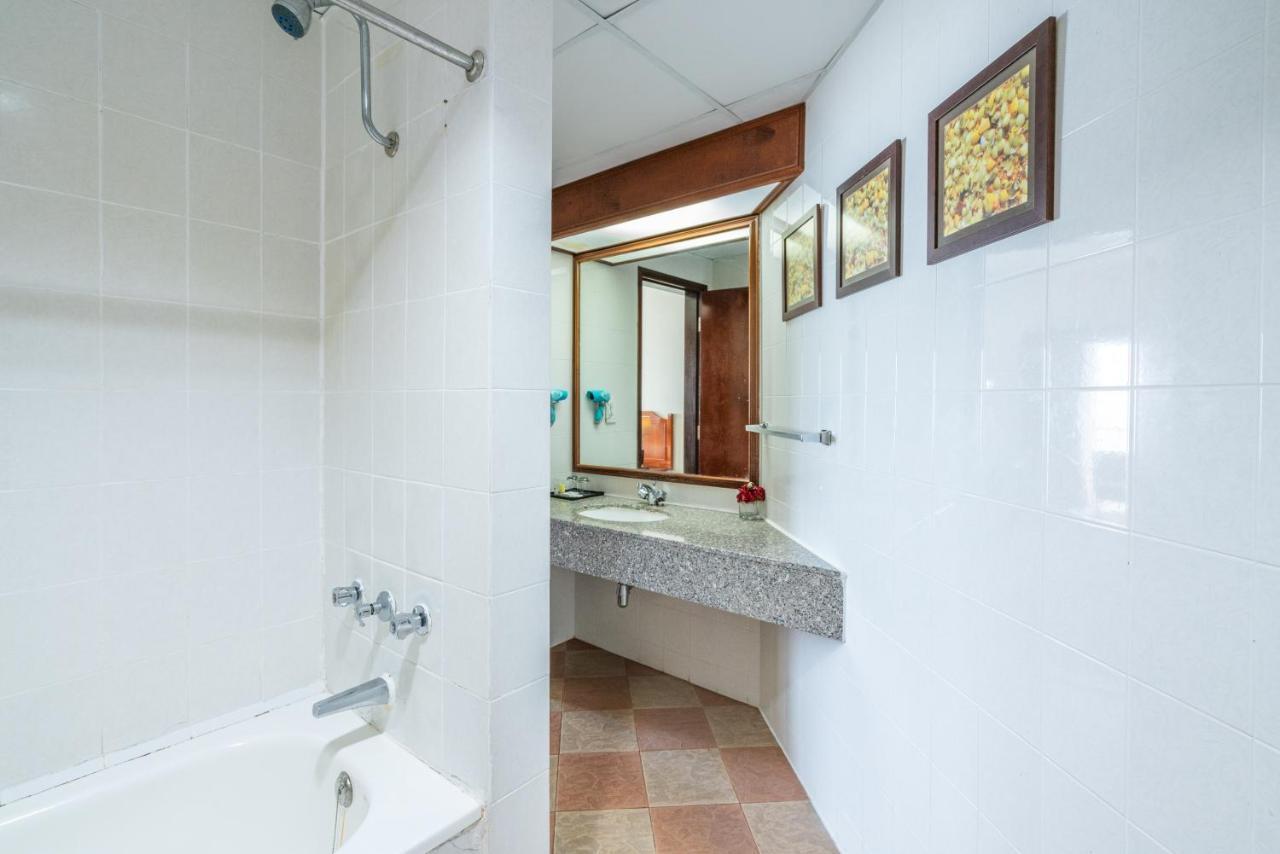 Seaview Deluxe Studio Couples Room S Tanjung Bungah (Penang) Esterno foto